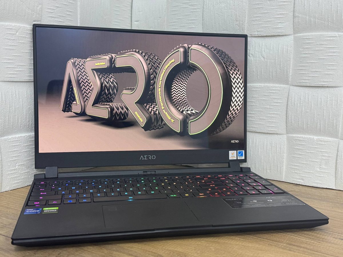 GIGABYTE AERO 15 OLED